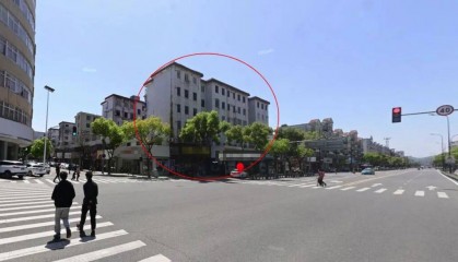 浙江象山一居民楼发生倾斜，有屋顶承重梁出现碎片脱落，露出钢筋！镇政府回应