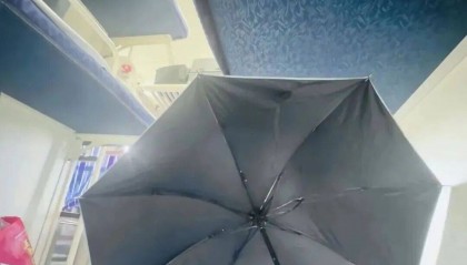 女乘客火车卧铺打伞遮隐私引热议，网友建议卧铺区增设床帘，12306回应→