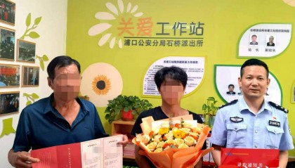 小伙收到录取通知书，飞奔到派出所和民警一起打开