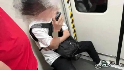 广州地铁频现“凳子党”，自带折叠凳子，多集中在车厢边角和连接处！你支持吗？