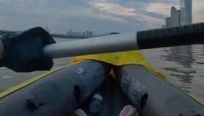 长沙男子突发奇想划船下班，25分钟车程划了3小时，当事人：手累腿麻，不会有下次