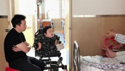 李喜梅给老公送四层人民币的蛋糕过生日，何伟豪高兴的合不拢嘴