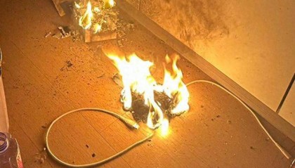 太吓人！辽宁一女子正睡觉，床上的充电宝爆炸起火