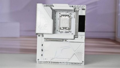 七彩虹白火神X870E主板：四千元档性能越级，全白设计+顶级供电
