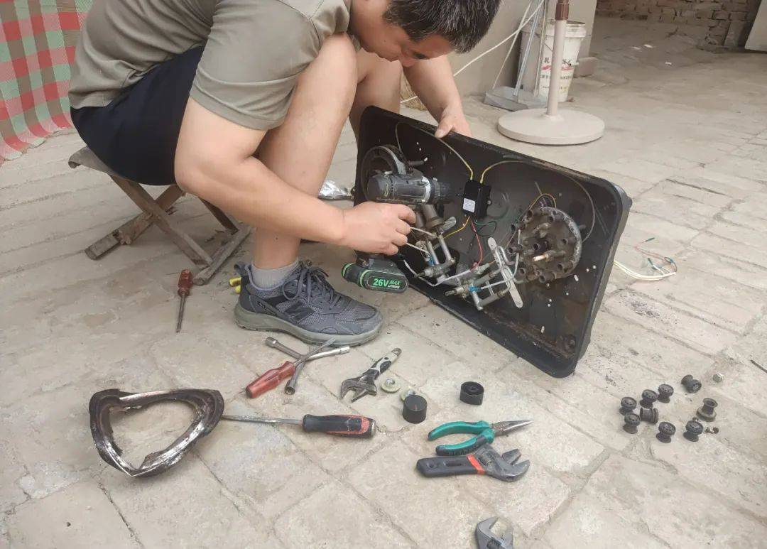 退伍“兵哥”义务修灶炉,点个赞!