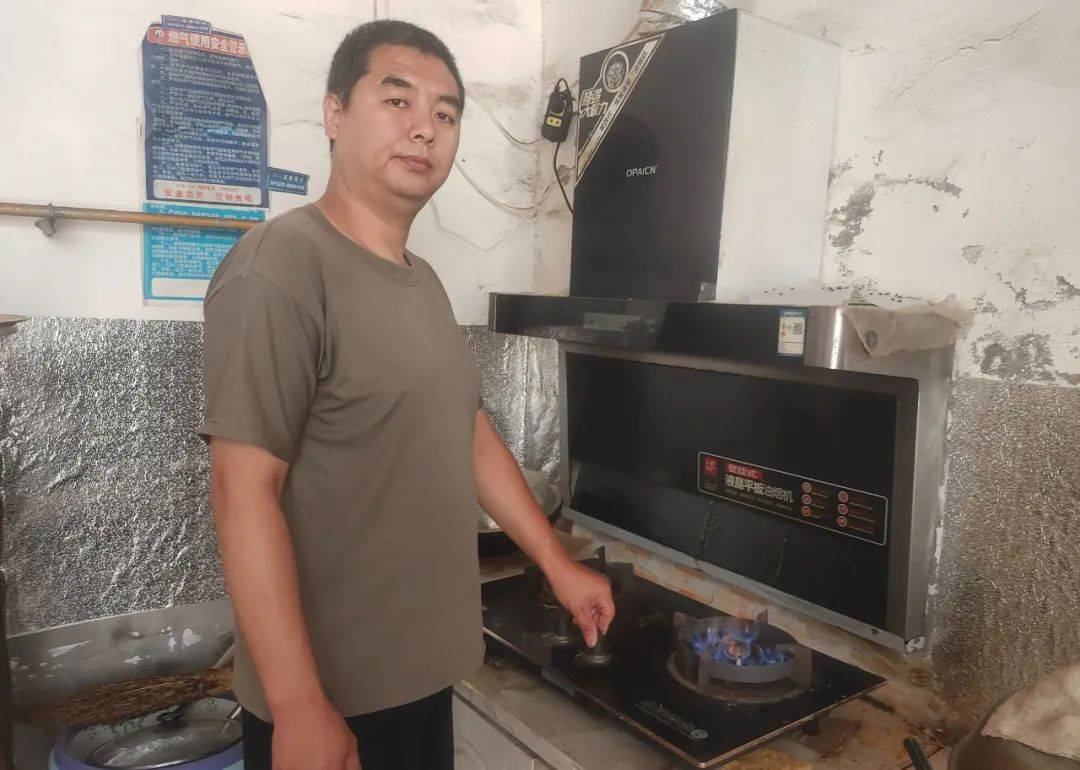 退伍“兵哥”义务修灶炉,点个赞!