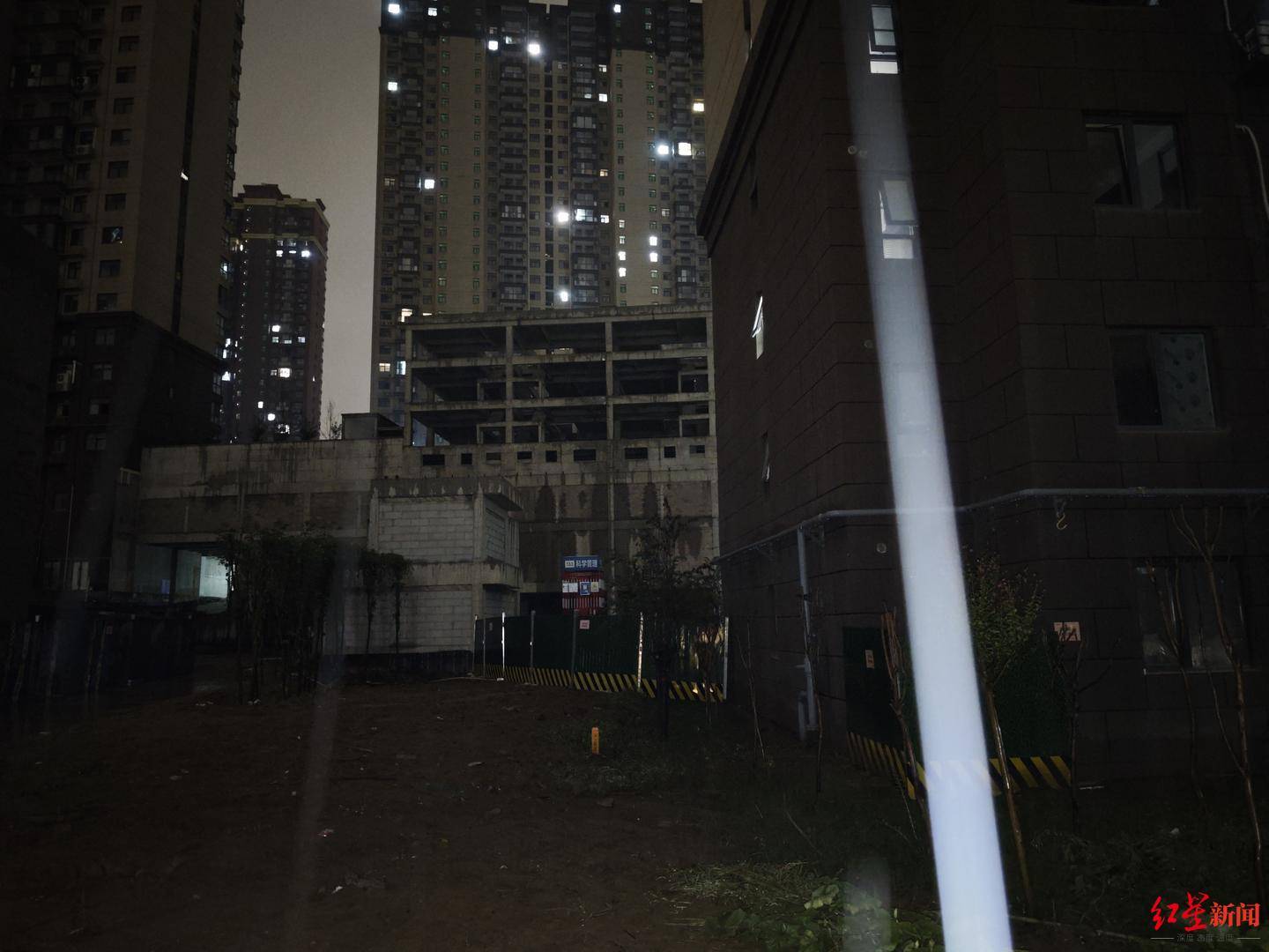 西安一男孩在小区玩耍坠入深井身亡 现场已架起围挡 官方通报:已控制3名相关责任人