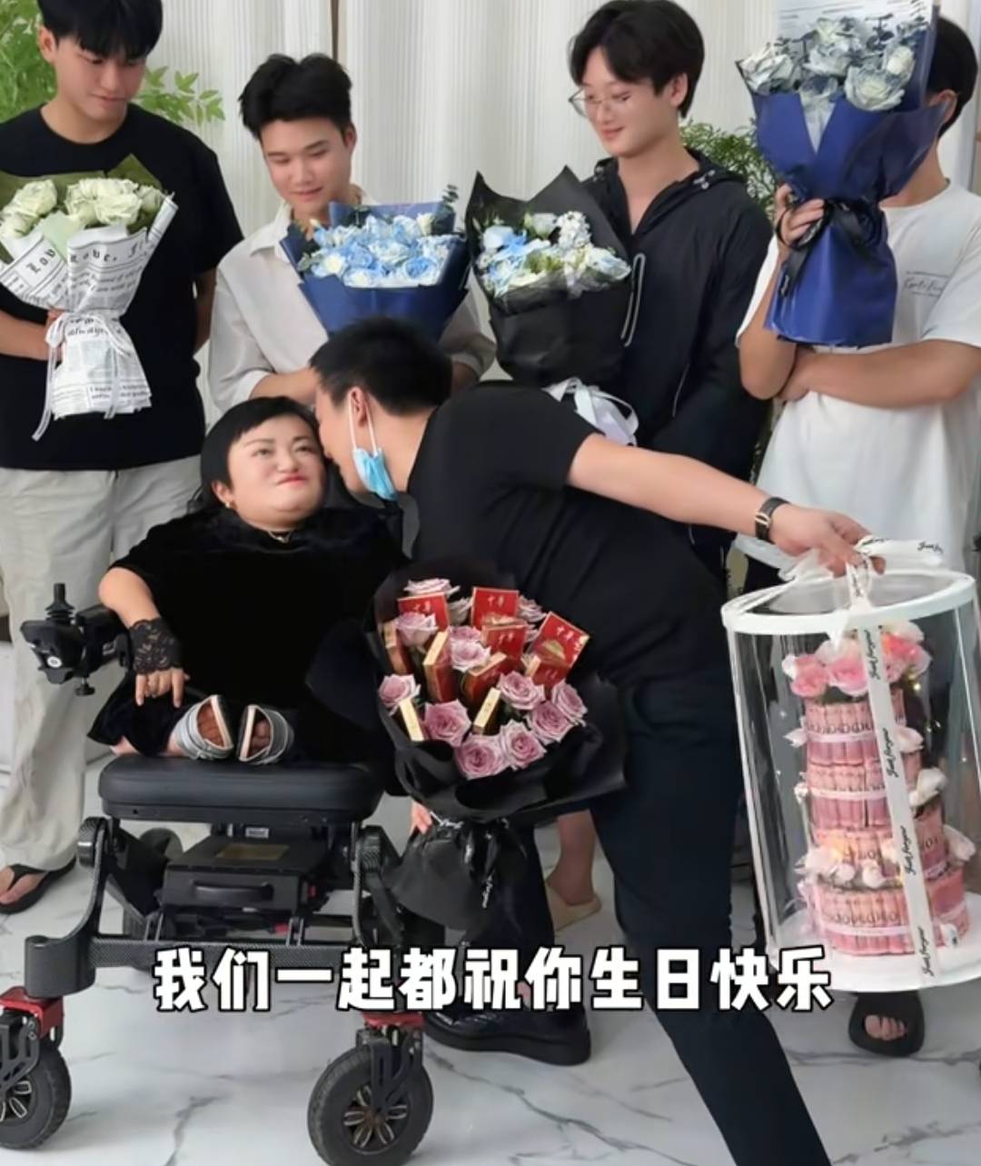 李喜梅给老公送四层人民币的蛋糕过生日，何伟豪高兴的合不拢嘴