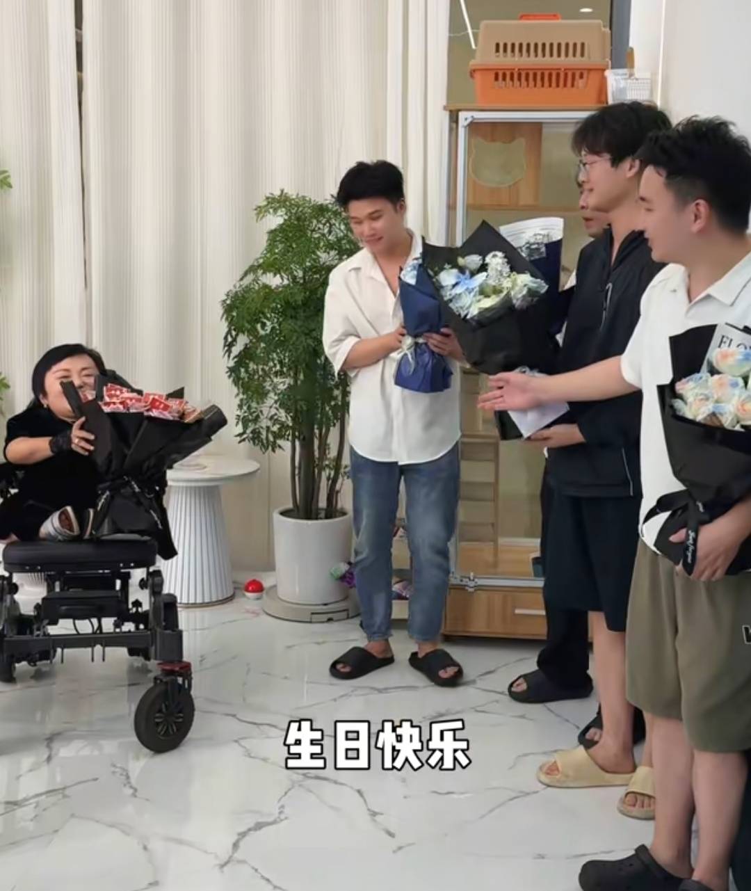 李喜梅给老公送四层人民币的蛋糕过生日，何伟豪高兴的合不拢嘴