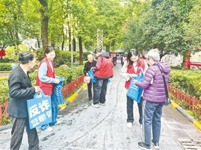 “流动宣传”织密居民反诈“防护网”