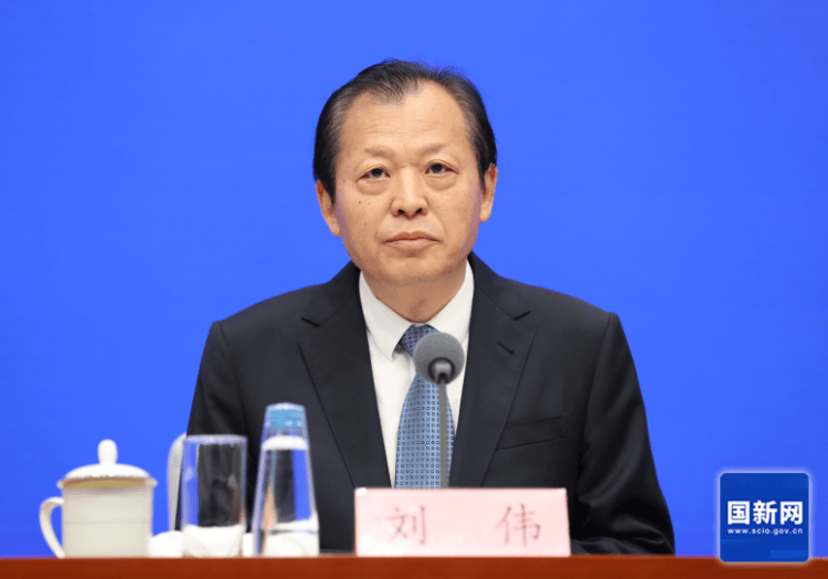 中国建成全球最大的高速铁路网、高速公路网、邮政快递网