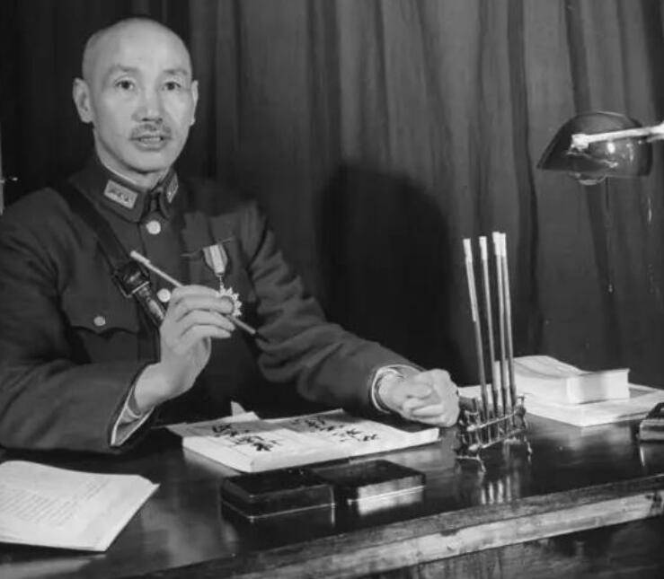 蒋介石一年的收入，换算成人民币是多少？