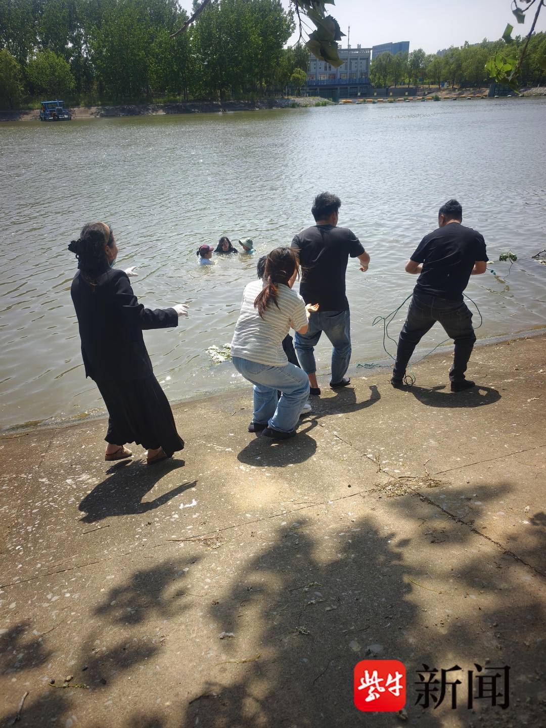 盐城市民勇救4名落水者后却遭拉黑，记者调查：不影响见义勇为认定