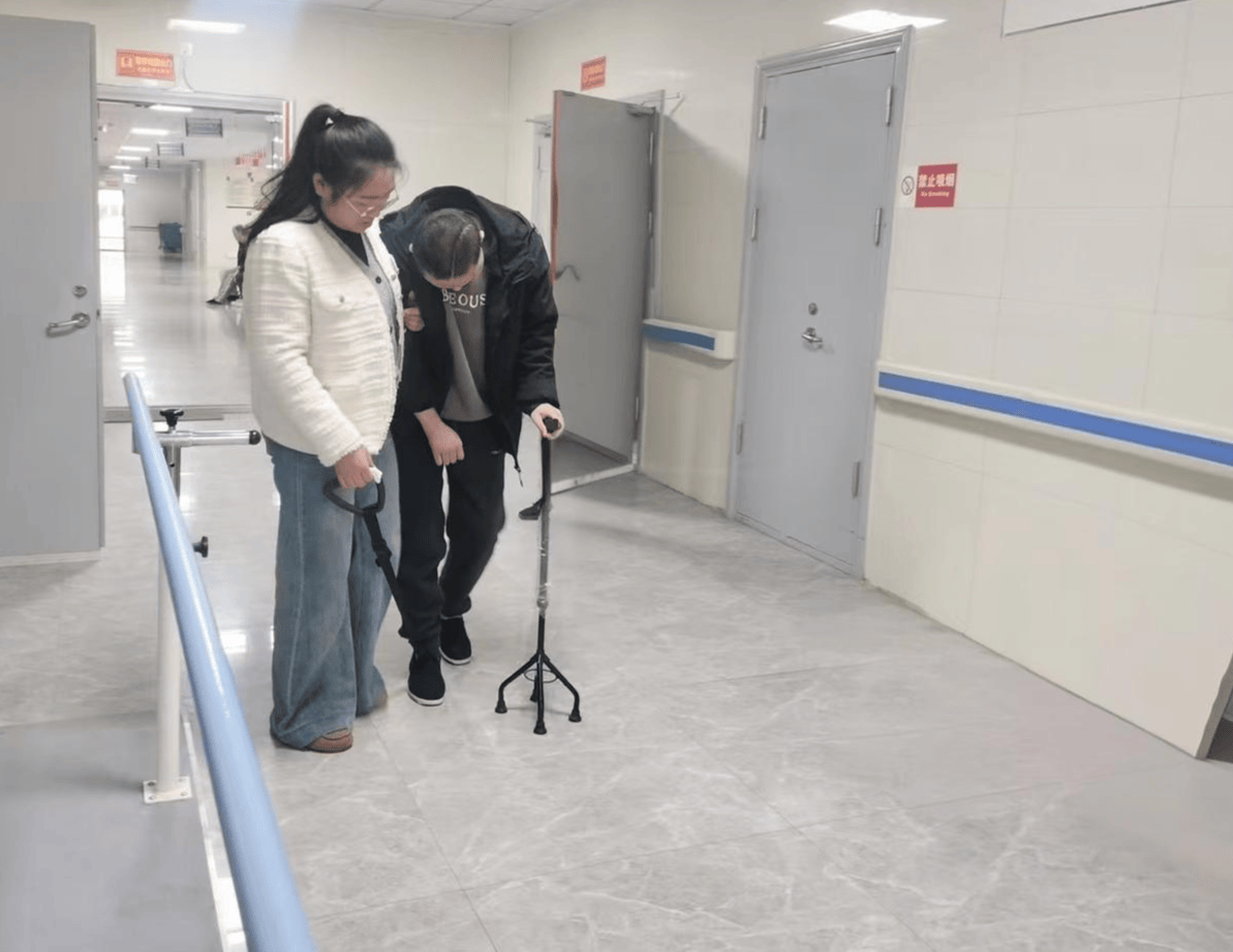 被撞碎的人生：23岁研究生被16岁少年无证驾车撞致颅脑损伤，亲属称其如今心智如幼童