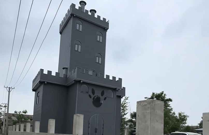 河南一村民房屋酷似灰太狼城堡走红，当地回应：房主看《喜羊羊与灰太狼》长大，从小就梦想住在这样的城堡里，亲自花二十余万元设计