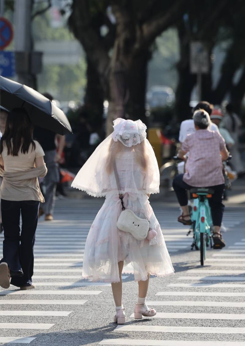“热麻了”，广州今日最高温41.6℃，花都区橙色预警生效
