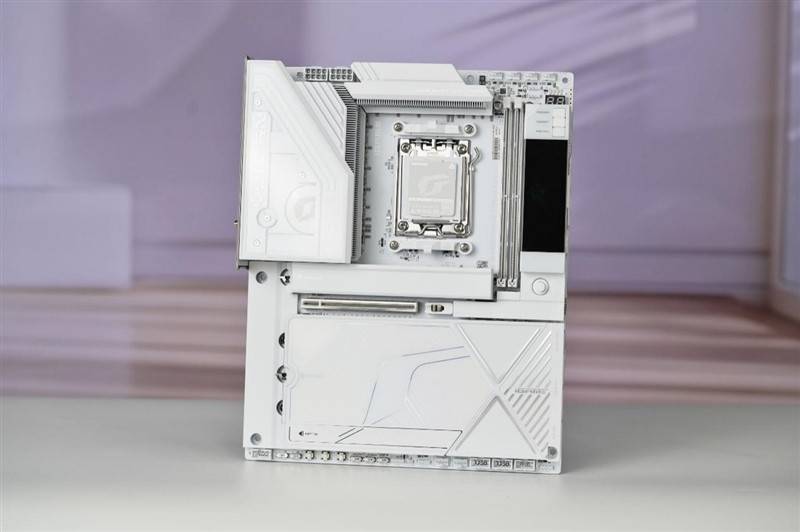七彩虹白火神X870E主板：四千元档性能越级，全白设计+顶级供电