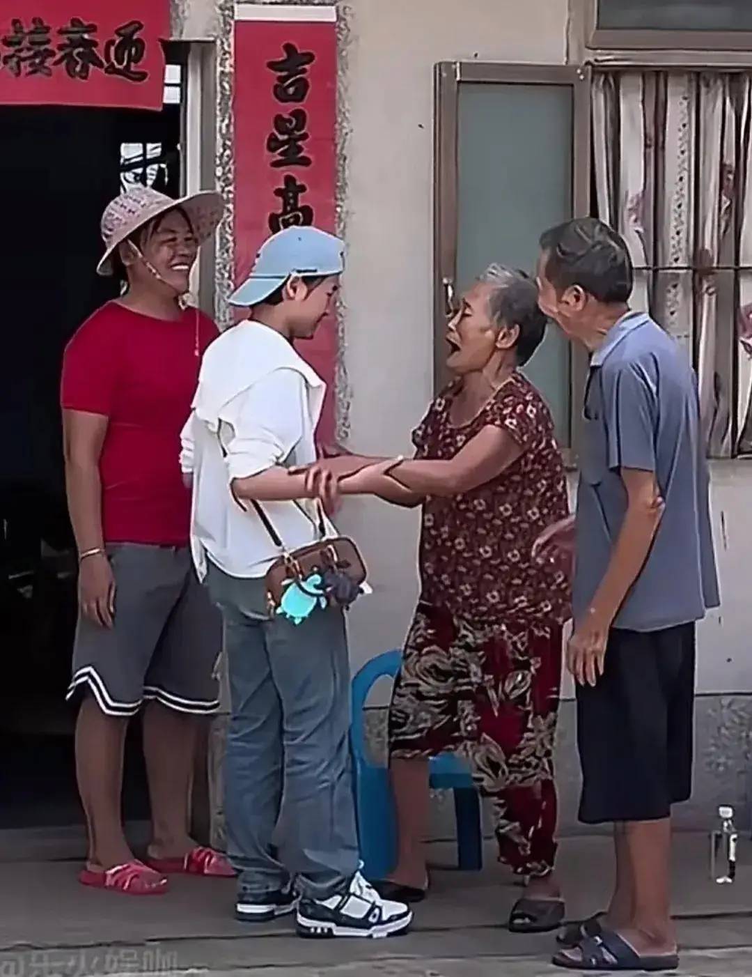 全红婵爷爷奶奶年纪大快走不动道！新家工人专程前往探望，老人家喝白粥+青菜