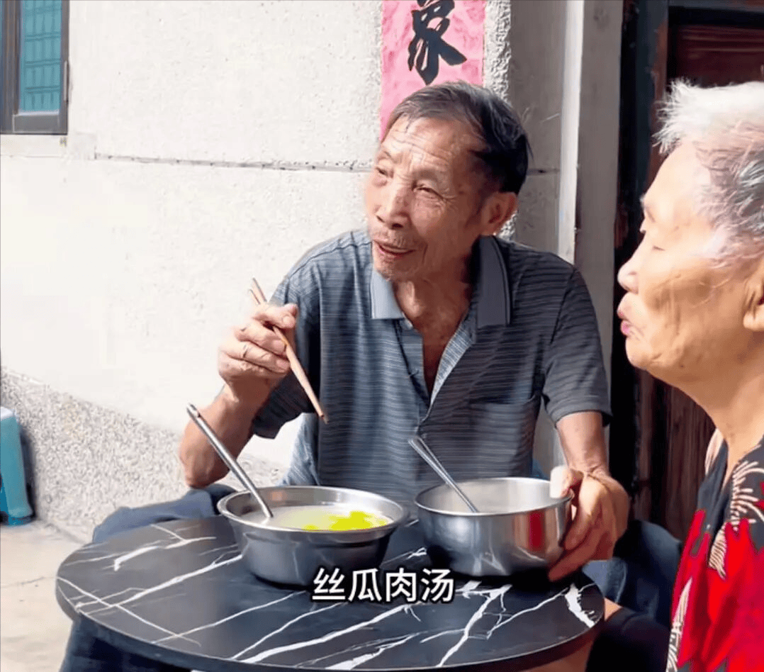 全红婵爷爷奶奶年纪大快走不动道！新家工人专程前往探望，老人家喝白粥+青菜