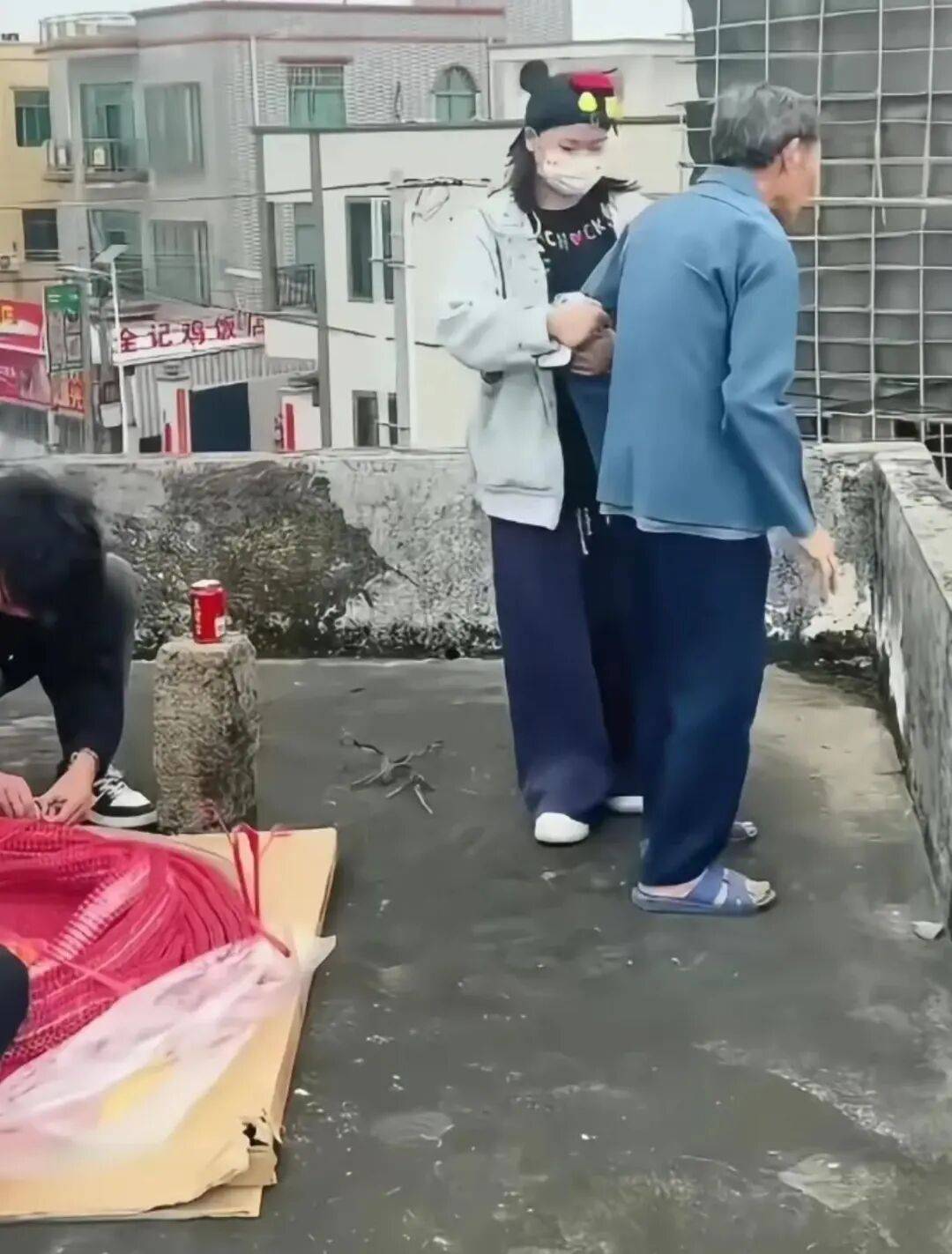 全红婵爷爷奶奶年纪大快走不动道！新家工人专程前往探望，老人家喝白粥+青菜